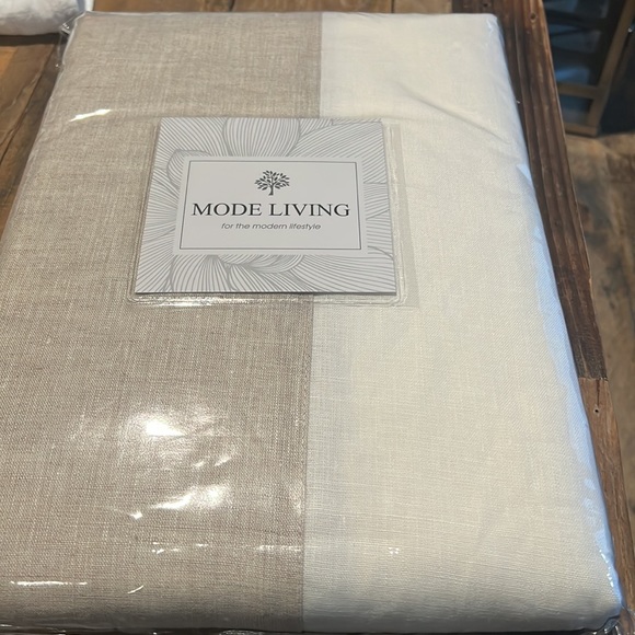 100% linen tablecloth. Mode Living Hamptons collection. Oeko-Tex certified. - Picture 2 of 6
